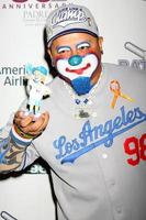 los angeles, 7 de noviembre - hipo el payaso en el bate de adrian gonzalezs 4 esperanza juego de softbol de celebridades padres contra el cancer en el estadio de los dodger el 7 de noviembre de 2015 en los angeles, ca foto