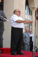 los angeles, 18 de agosto - danny devito en la ceremonia cuando danny devito recibe una estrella en el paseo de la fama de hollywood el 18 de agosto de 2011 en los angeles, ca foto