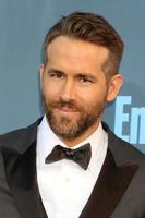 los angeles, 11 de diciembre - ryan reynolds en la 22a entrega anual de premios de elección de críticos en barker hanger el 11 de diciembre de 2016 en santa monica, ca foto