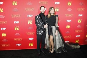 los angeles - 8 de enero darren criss, mia swier en el estreno de the assassination of gianni versace american crime story en el arclight theater el 8 de enero de 2018 en los angeles, ca foto