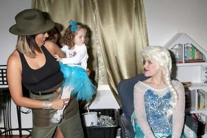 los angeles - 26 de noviembre invitada, amelie bailey, personaje de elsa en la fiesta de cumpleaños de amelie bailey en una residencia privada el 26 de noviembre de 2017 en studio city, ca foto