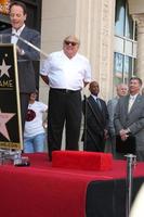 los angeles, 18 de agosto - danny devito en la ceremonia cuando danny devito recibe una estrella en el paseo de la fama de hollywood el 18 de agosto de 2011 en los angeles, ca foto