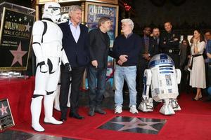 los angeles - 8 de marzo harrison ford, mark hamill, george lucas en la ceremonia de la estrella de mark hamill en el paseo de la fama de hollywood el 8 de marzo de 2018 en los angeles, ca foto