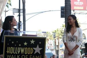 los angeles 3 de mayo - mila kunis, zoe saldana en la ceremonia de la estrella zoe saldana en el paseo de la fama de hollywood el 3 de mayo de 2018 en los angeles, ca foto