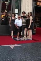 los angeles, 18 de agosto - danny devito, con su esposa rhea perlman, y sus hijos en la ceremonia cuando danny devito recibe una estrella en el paseo de la fama de hollywood el 18 de agosto de 2011 en los angeles, ca foto