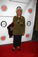 los angeles 5 de octubre - nichelle nichols llega al beneficio de 1 voz para la casa cinematográfica en el teatro renberg en el pueblo el 5 de octubre de 2010 en los angeles, ca foto