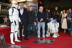 los angeles - 8 de marzo harrison ford, mark hamill, george lucas en la ceremonia de la estrella de mark hamill en el paseo de la fama de hollywood el 8 de marzo de 2018 en los angeles, ca foto