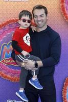 los angeles 7 de marzo - jeff meacham, son hudson en el estreno de disney junior s mira, detective real en los estudios de disney el 7 de marzo de 2020 en burbank, ca foto