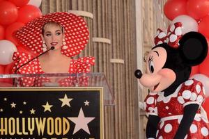 los angeles 22 de enero - katy perry, minnie mouse en la ceremonia de la estrella de minnie mouse en el paseo de la fama de hollywood el 22 de enero de 2018 en hollywood, ca foto