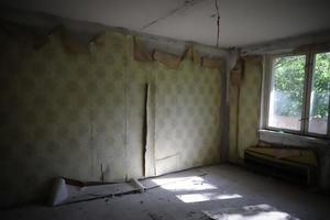 habitación de un edificio en la ciudad de pripyat, zona de exclusión de chernobyl, ucrania foto