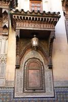 ventana de un edificio en fez, marruecos foto