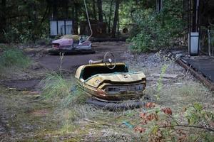 autos chocadores, ciudad de pripyat en la zona de exclusión de chernobyl, ucrania foto