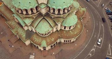 vista aérea a la calle. catedral de alexander nevsky en el centro de la ciudad de sofia, bulgaria video