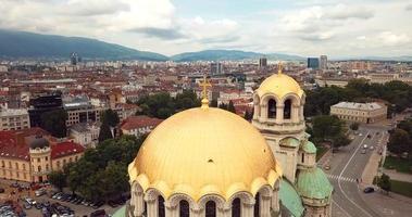 flygbild till st. alexander nevsky katedral i sofias centrum, bulgarien video