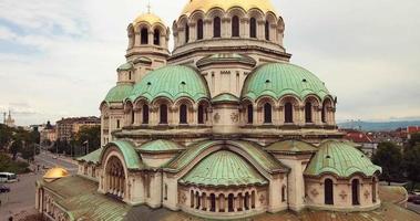 flygbild till st. alexander nevsky katedral i sofias centrum, bulgarien video