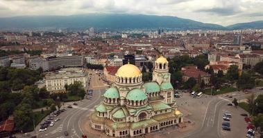 flygbild till st. alexander nevsky katedral i sofias centrum, bulgarien video
