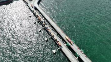 camion carico che trasporta container ormeggio nave al ponte merci importazione internazionale esportazione al porto turistico porto marittimo concetto trasporto merci logistica e trasporto sevice video