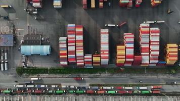 caminhão de carga transporta contêiner para carga para navio de carga, muitos caminhões no conceito de porto marítimo de depósito logístico de terminal internacional transporte de carga e conceito de serviço.