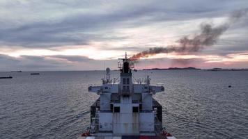 emissioni di gas di scarico del fumo dalla nave cargo lagre, gas di scarico del motore diesel marino dalla combustione, inquinamento atmosferico con emissioni di gas dal trasporto. video