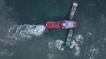 vue de dessus de trois remorqueurs testant l'entraînement de puissance de l'hélice dans l'océan pour le concept de maintenance, accident de bateau dans le concept d'assurance mer video