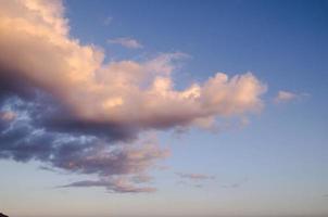 nubes de colores al atardecer foto