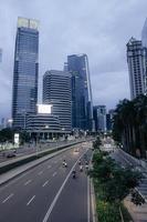 tráfico de la tarde en la calle jenderal sudirman, jakarta foto