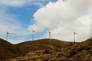 energía eólica en las colinas foto