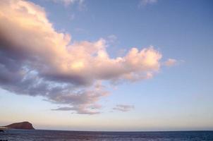 nubes de colores al atardecer foto