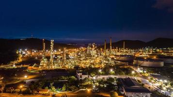 industria de refinería de petróleo en la noche foto