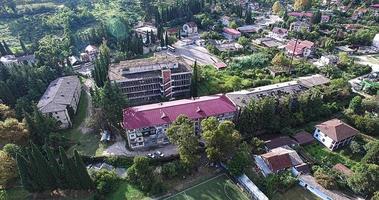 vista aérea del paisaje urbano de new athos, abjasia foto