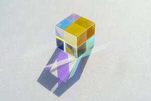 fondo abstracto con prisma transparente multicolor foto