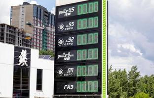 un surtidor de combustible en una gasolinera en ucrania con un tablero de precios que muestra el precio de 0,00. falta de combustible y gasolina. primer plano de una cartelera con los precios del gas. ucrania, Kyiv - 23 de mayo de 2022. foto