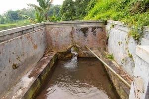 depósito de agua en las montañas