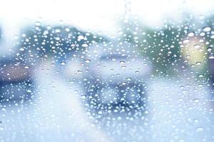 fondo borroso de gotas de lluvia en el parabrisas del coche foto