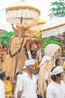 bali, indonesia, 2022 - acompañamiento de barong, celuluk y rangda durante las ceremonias religiosas hindúes en bali en las festividades de galungan y kuningan foto