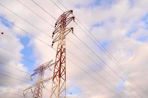 torre de transmisión eléctrica de alto voltaje foto