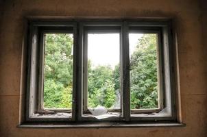 ventana de casa vieja abandonada foto