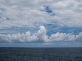 nubes de viento en el cielo de la tarde foto