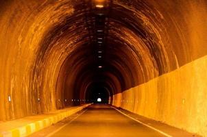 túnel oscuro subterráneo