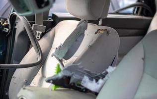 el interior del camión está dañado después del accidente, vidrios rotos en el asiento. interior del coche dañado. foto