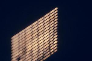 foto de fondo de una pared de madera oscura que brilla desde la sombra