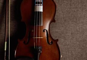 violín vintage instrumento musical de orquesta tomado con luz natural foto