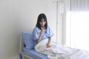 una paciente mujer asiática abatida. tras la declaración del médico de que el cáncer estaba llegando al final de su curso. foto