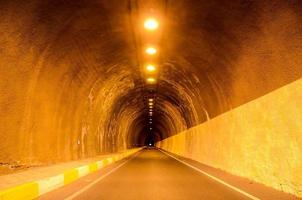 túnel oscuro subterráneo