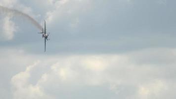 avião de corrida realizando voo acrobático