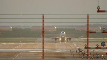 départ de l'avion à réaction video