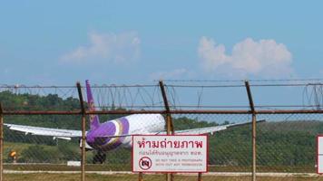 Boeing 777 landing at Phuket airport video