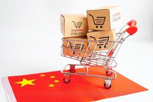 compras en línea, caja de carrito de compras en la bandera de china, importación y exportación, comercio financiero. foto
