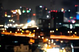 Bokeh de luz nocturna del paisaje urbano en Tailandia foto