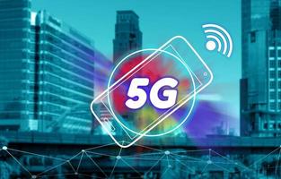 teléfono inteligente móvil con interfaz de red 5g y concepto de icono y paisaje urbano foto